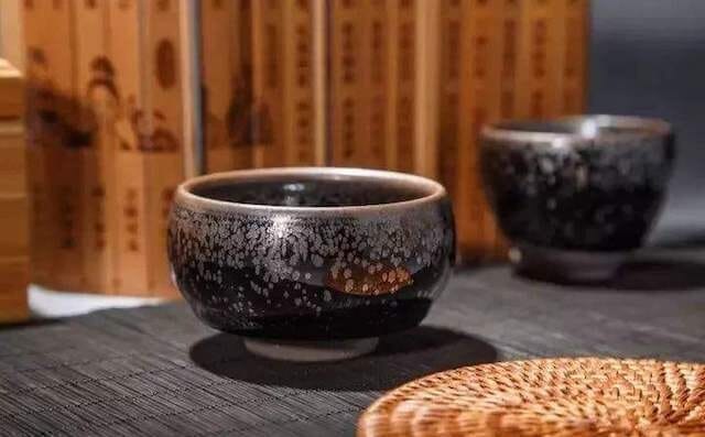 Drinking tea with Tenmoku is a kind of fashion