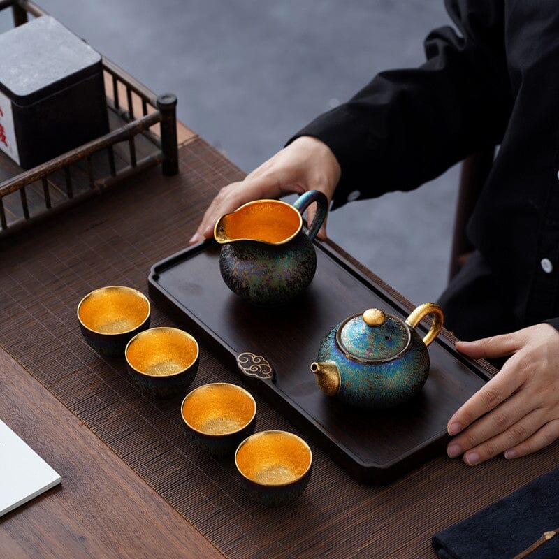 The Appearance and Hairstyle of Tea Drinkers
